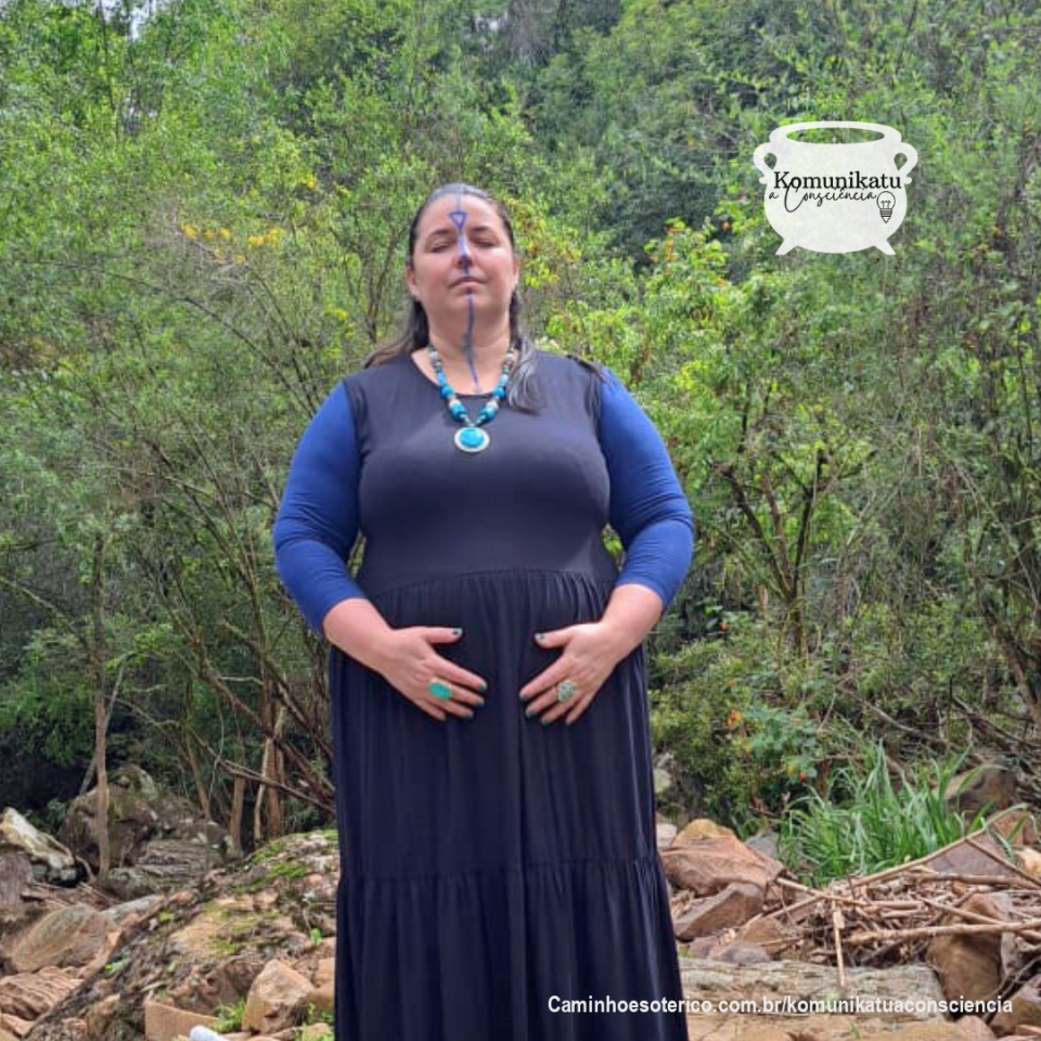 Começamos com uma apresentação, então quem é a Bruxa NADA?
Olá, Buscadores Cósmicos, sou a Bruxa NADA, uno espiritualidade feminina, práticas ancestrais e saberes intuitivos em uma jornada profunda de reconexão. Sou reikiana, terapeuta holística apta em Conexões Naturais, com pós-graduação em Psicologia Positiva, Neurociência e Mindfulness. Estudiosa dos ensinamentos das Sacerdotisas das 13 Luas, seguidora da Roda do Ano Sul e líder do Clã Roda do Ano, compartilho saberes e vivências espirituais que honram os ciclos da Terra e o poder da mulher. Faço leituras de oráculos e tarot. Tem muita coisa que quero compartilhar contigo nesta jornada que trilho a mais de 30 anos. Seja um assinante e vamos juntos nessa jornada de conteúdo espiritual! Evoé!